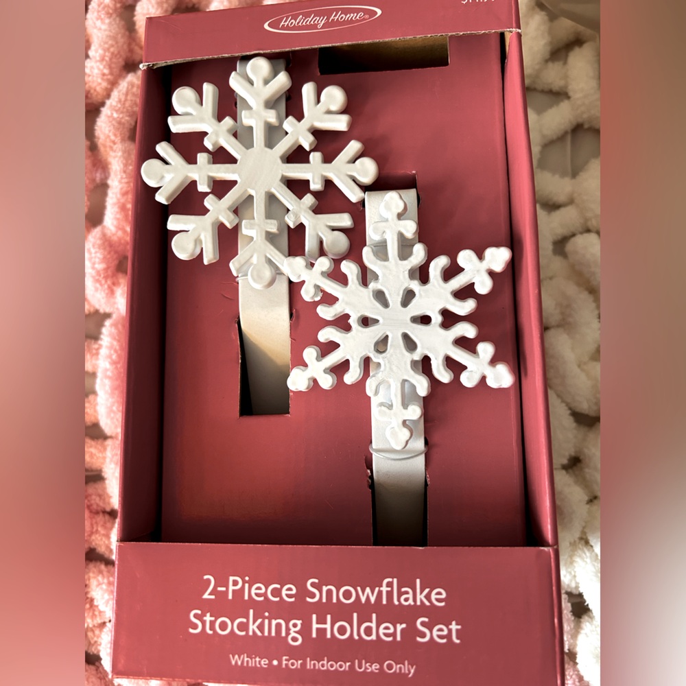 NWT 2-PIECE SNOWFLAKE STOCKING HOLDER SET